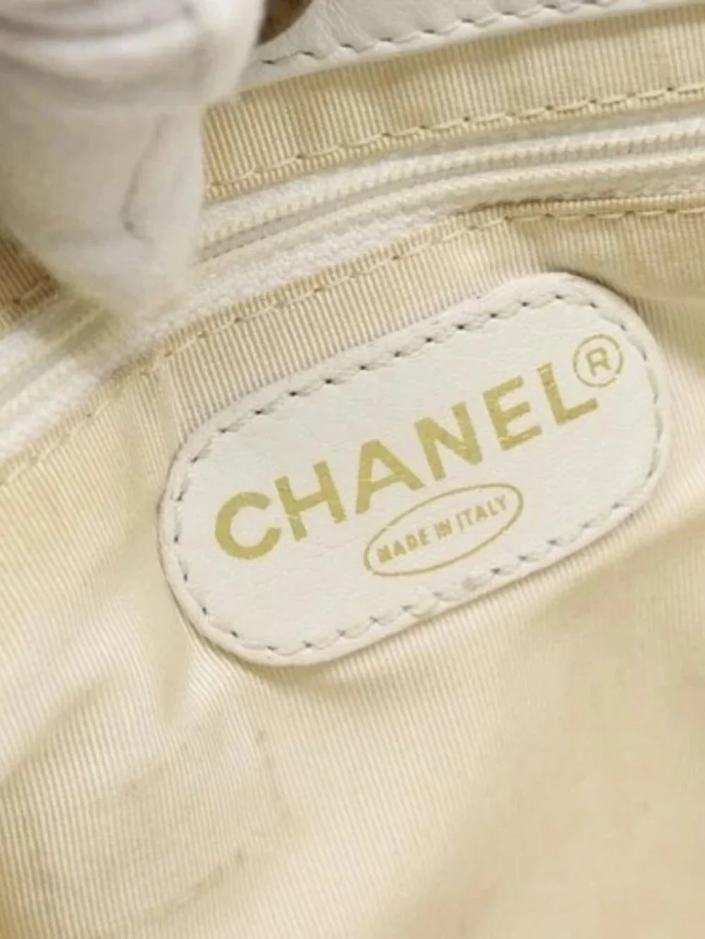 CHANEL Chain Hand Bag Leather White CC Auth 188392A